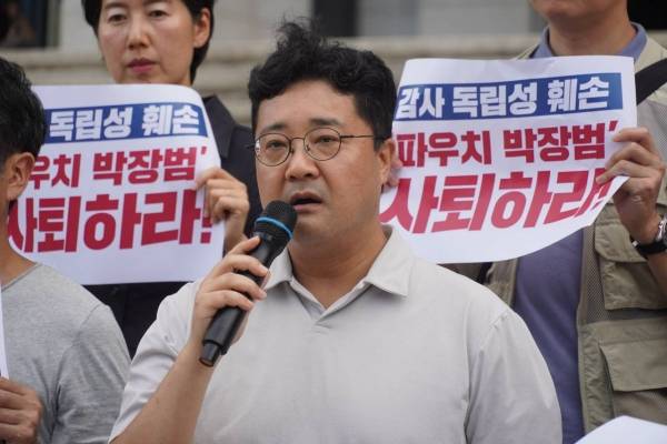▲2025년 8월 25일 서울 여의도 KBS 본관 앞에서 언론장악저지공동행동이 '박장범 KBS 사장 감사 독립성 훼손 공익감사 청구 기자회견'을 진행하고 있다. 사진은 박상현 언론노조 KBS본부장. 사진=전국언론노동조합