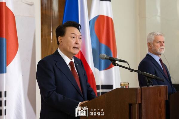 ▲지난해 9월19일 윤석열 대통령이 페트르 파벨 체코 대통령과 함께 공동기자회견을 갖고 정상회담의 결과를 설명하고 있다. 사진=대통령실