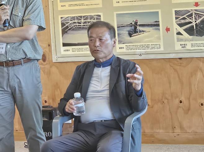 지난 21일 전남 신안군 증도 태평염전에서 만난 박형기 소금장인이 천일염 사업에 대해 설명하고 있다.