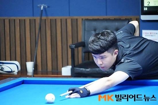 ‘10대 기대주’ 김도현(17)이 올 3월 아시아캐롬선수권 U-22대회 우승에 이어 세계주니어3쿠션선수권 국가대표로 선발됐다. 김도현은 “다시 가슴에 태극기를 달아 자부심을 느낀다”며 “공 하나하나에 최선을 다하겠다”고 각오를 밝혔다.