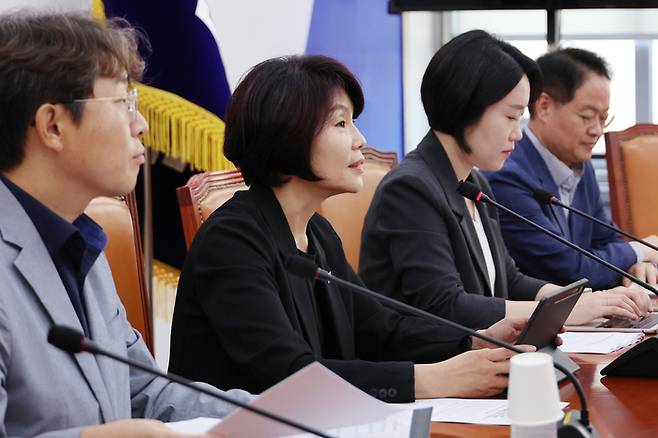 더불어민주당 한정애 정책위 의장이 24일 서울 여의도 국회에서 2024년 회계연도 결산 심사와 관련해 기자간담회를 하고 있다. 왼쪽부터 최기상 사회수석 부의장, 한정애 의장, 이소영 예산결산 정책조정위원장, 허영 원내정책수석 부대표. [사진 = 연합뉴스]