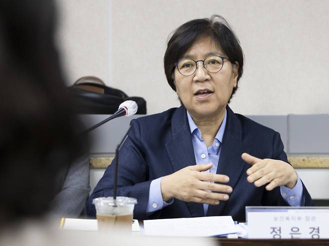 정은경 보건복지부 장관이 지난달 25일 서울 중구 한국생명존중희망재단에서 열린 '자살예방 전문가 간담회'에서 자살예방상담전화 콜센터 추가 개소 준비 상황과 심리부검 체계를 점검하고 자살예방 전문가와 실효적 자살예방 대책에 대해 논의하고 있다. /사진=뉴스1.