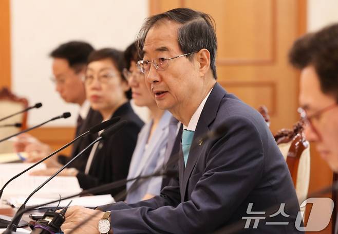 한덕수 전 국무총리가 지난해 6월14일 서울 종로구 정부서울청사에서 자살예방정책위원회 회의에서 모두발언을 하고 있다. 이날 이후 자살예방정책위원회는 단 한 번도 열리지 않았다. /사진=뉴스1.