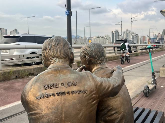 지난 20일 오후 서울 마포구 마포대교에 '한번만 더 동상'이 벤치에 설치돼 있다. /사진=민수정 기자.
