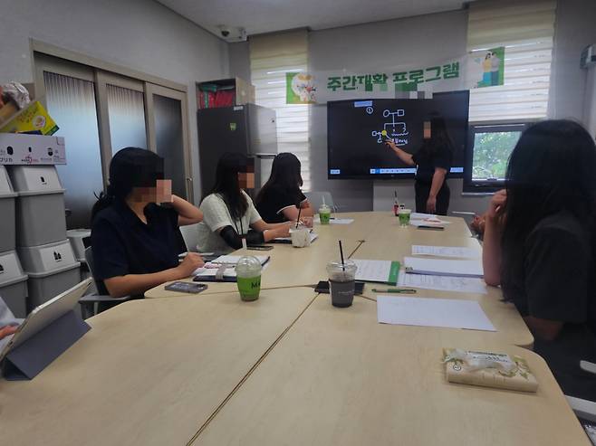 경북 한 기초 정신건강복지센터에서 지난 6일 오후 직원들이 사례회의를 하고 있다. 이날 사례회의는 모든 일과가 끝난 뒤 오후 4시30분쯤 이뤄졌다. 1시간30분 가량 진행됐다. /사진=박상혁 기자.