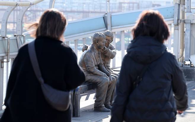 올해 2월24일 서울 마포대교에 설치된 '한번만 더, 동상'과 시민들. /사진=뉴스1.