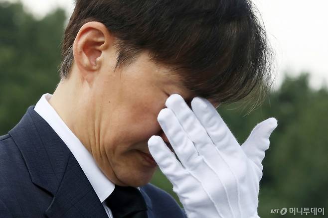 (김해=뉴스1) 윤일지 기자 = 조국 조국혁신당 혁신정책연구원장이 25일 경남 김해시 진영읍 봉하마을을 찾아 고 노무현 전 대통령 묘역을 참배하며 눈물을 닦고 있다. 2025.8.25/뉴스1  Copyright (C) 뉴스1. All rights reserved. 무단 전재 및 재배포,  AI학습 이용 금지. /사진=(김해=뉴스1) 윤일지 기자