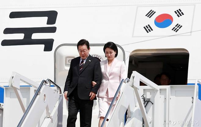 [워싱턴=뉴시스] 고범준 기자 = 한미 정상회담을 위해 미국을 방문한 이재명 대통령과 김혜경 여사가 24일(현지 시간) 워싱턴DC 앤드루스 공군기지에 도착해 공군 1호기에서 내리고 있다. 2025.08.25. bjko@newsis.com /사진=고범준