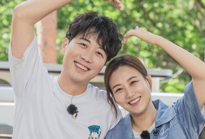 아나운서 출신 도경완을 두고 '아내인 장윤정의 서브'라고 말해 논란을 일으킨 KBS 아나운서 김진웅이 '경솔한 발언'이었다며 사과했다. 사진은 지난 2021년 온라인 생중계로 진행된 LG헬로비전 새 예능 '장윤정의 도장깨기' 제작발표회에 참석한 도경완 장윤정 부부. /사진=LG헬로비전 제공