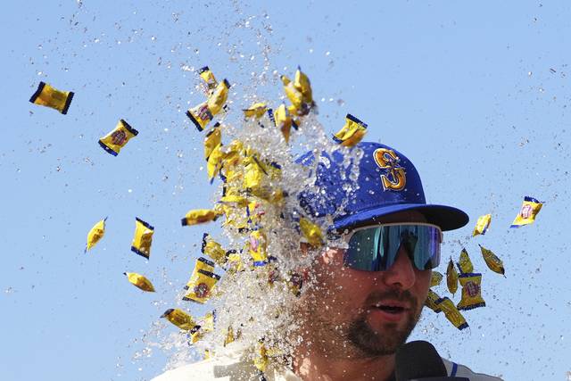 시애틀 매리너스의 칼 롤리가 25일(한국시간) 시애틀 T-모바일 파크에서 열린 애슬레틱스와의 경기 후 동료들로부터 껌이 섞인 얼음물 축하세례를 받고 있다.   AP 연합뉴스