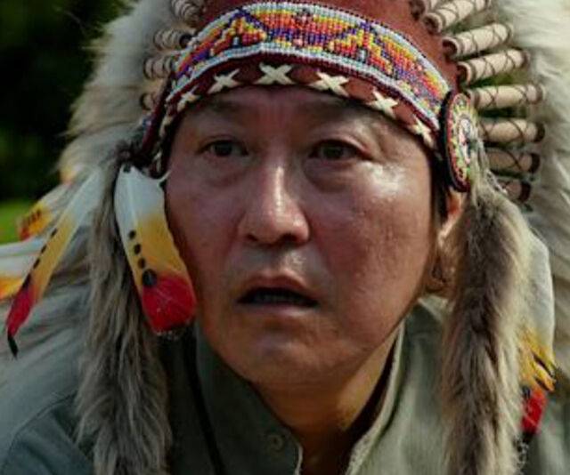 김혜수는 송강호의 열정적인 연기 연습에 자극을 받는다고 말했다. / 영화 '기생충'