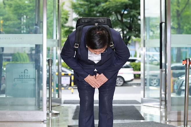 최교진 사회부총리 겸 교육부 장관 후보자가 14일 인사청문회 준비 사무실이 마련된 서울 영등포구 여의도 한국교육시설안전원으로 출근하며 인사하고 있다. [연합]