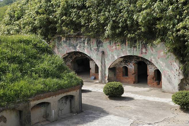 부산 가덕도 외양포 일제 전범의 막사와 탄약고