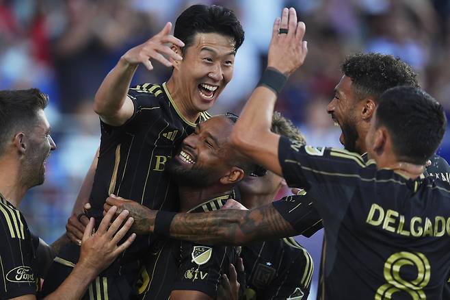 LAFC 스트라이커 손흥미선수가 달라스 어웨이경기에서 선제골을 넣은 뒤 동료와 기쁨을 나누고 있다. 손흥민 선수 경기를 보러가는 여행도 조만간 열릴 전망이다.[AP}