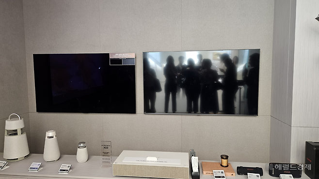 LG전자의 OLED 기술로 ‘퍼펙트 블랙’을 구현한 TV(왼쪽)와 LCD TV(오른쪽). 몰입감 자체가 다르다는 것이 확연히 구분됐다. 박지영 기자.