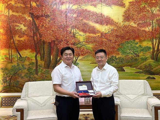 왕길(오른쪽) 길림시장과 의견 교환