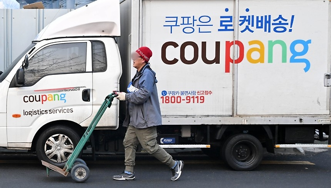 서울 시내 쿠팡 물류센터에서 한 직원이 배송준비를 하는 모습 . 임세준 기자