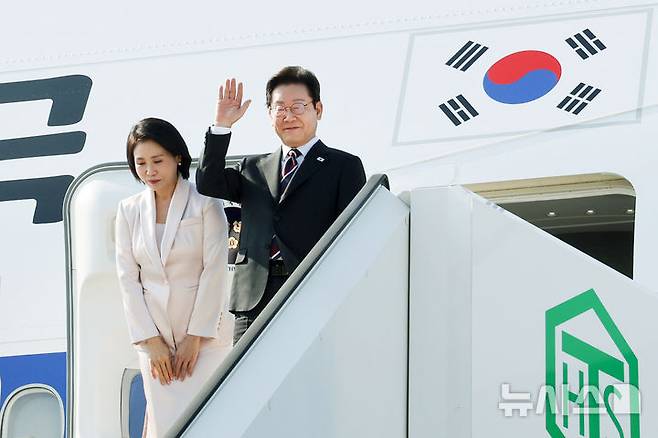 [도쿄=뉴시스] 고범준 기자 = 일본 방문 일정을 마친 이재명 대통령과 김혜경 여사가 23일 도쿄 하네다공항에서 도널드 트럼프 미국 대통령과의 한미 정상회담을 위해 워싱턴DC로 향하며 공군1호기에 올라 인사하고 있다. 2025.08.24. bjko@newsis.com