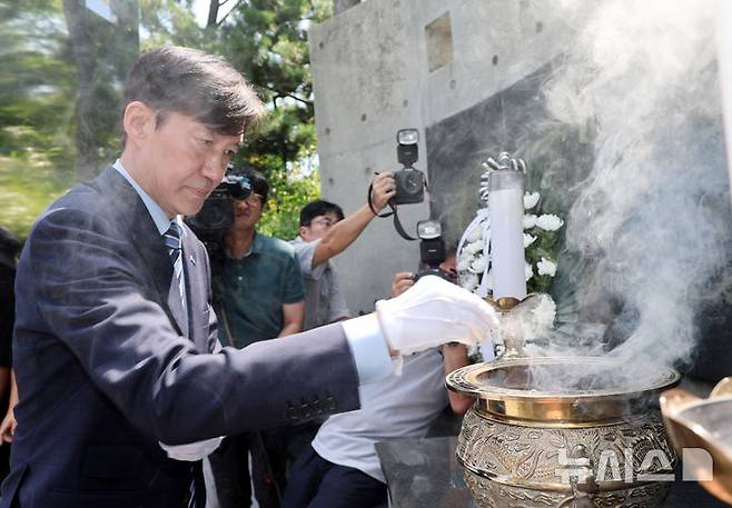 [부산=뉴시스] 하경민 기자 = 조국 전 조국혁신당 대표가 24일 부산 중구 민주공원에서 넋기림마당(추념의장)을 참배하고 있다. 2025.08.24. yulnetphoto@newsis.com