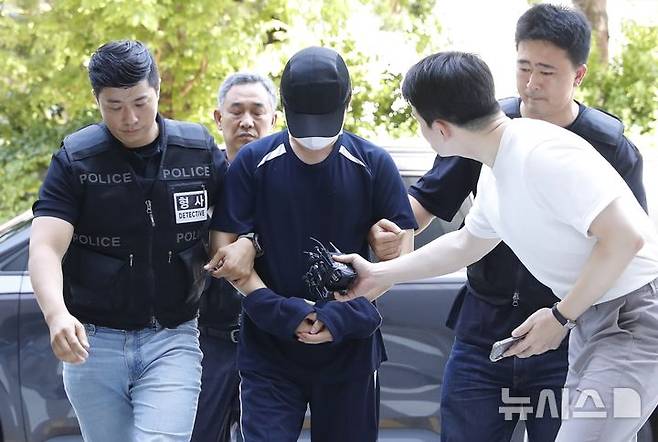 [인천=뉴시스] 김동영 기자 = 변사 현장에서 금목걸이를 훔친 혐의를 받는 30대 검시 조사관이 24일 오후 구속 전 피의자 심문(영장실질심사)을 받기 위해 인천 미추홀구 인천지방법원에 출석하고 있다. 2025.8.24. dy0121@newsis.com