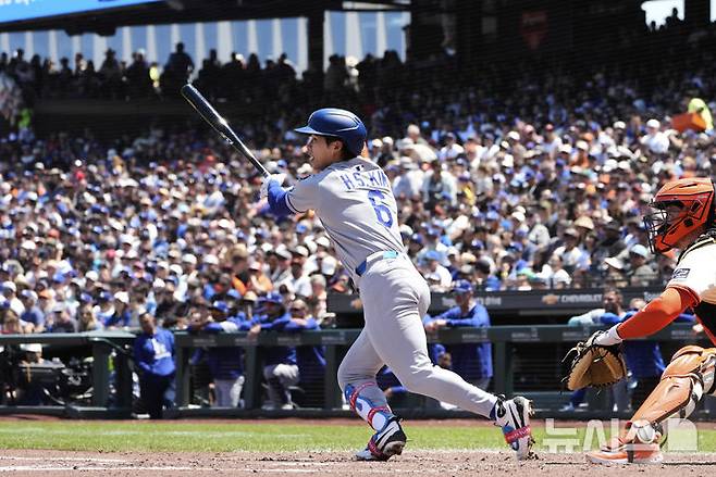 [샌프란시스코=AP/뉴시스] LA 다저스의 김혜성이 12일(현지 시간) 미 캘리포니아주 샌프란시스코 오라클 파크에서 열린 2025 메이저리그 샌프란시스코 자이언츠와의 경기 6회 초 1타점 결승 적시타를 치고 있다. 김혜성은 4타수 1안타 1타점 2삼진을 기록했고 다저스는 2-1로 승리했다. 2025.07.13.