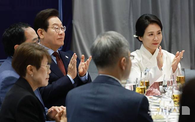 [워싱턴=뉴시스] 고범준 기자 = 이재명 대통령과 김혜경 여사가 24일(현지 시간) 미국 워싱턴DC의 한 호텔에서 열린 재미동포 만찬 간담회에서 박수 치고 있다. 2025.08.25. bjko@newsis.com