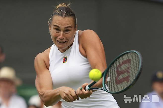 [런던=AP/뉴시스] 아리나 사발렌카(1위·벨라루스)가 2일(현지 시간) 영국 런던 올잉글랜드 클럽에서 열린 2025 윔블던 테니스 대회 여자 단식 2회전에서 마리 보우즈코바(48위·체코)와 경기하고 있다. 사발렌카가 2-0(7-6 6-4)으로 승리하고 무난히 3회전에 올랐다. 2025.07.03.