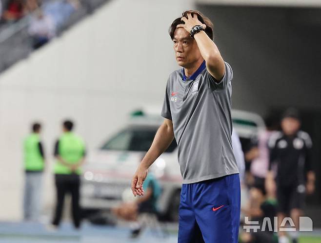 [용인=뉴시스] 김진아 기자 = 지난달 15일 경기 용인미르스타디움에서 열린 2025 동아시아축구연맹(EAFF) E-1 챔피언십(동아시안컵) 남자부 한국과 일본 경기, 홍명보 한국대표팀 감독이 경기를 지켜보고 있다. 2025.07.15. bluesoda@newsis.com