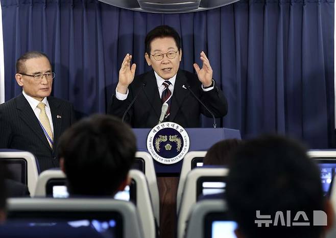 [워싱턴=뉴시스] 고범준 기자 = 이재명 대통령이 24일(현지 시간) 한일정상회담을 마치고 일본 도쿄에서 미국 워싱턴DC로 향하는 공군1호기에서 기내 기자간담회를 하고 있다. 2025.08.25. bjko@newsis.com