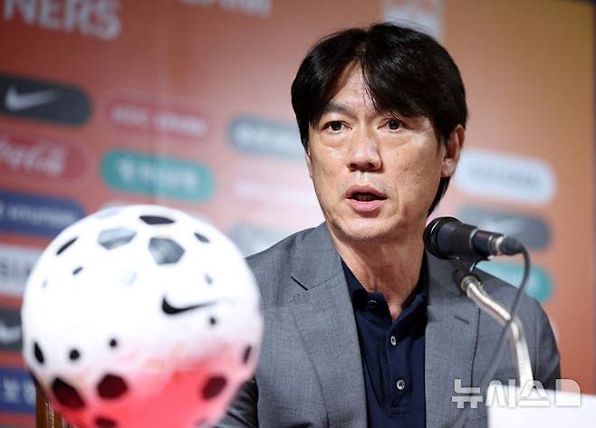 [서울=뉴시스] 김진아 기자 = 홍명보 축구대표팀 감독이 25일 서울 종로구 축구회관에서 2026 국제축구연맹(FIFA) 북중미 월드컵을 대비한 9월 A매치 명단을 발표를 하고 있다. 홍명보호는 내달 7일 오전 6시 미국 뉴저지주 해리슨의 스포츠일러스트레이티드 스타디움에서 미국을 상대한 뒤, 10일 오전 10시 미국 테네시주 내슈빌의 지오디스파크에서 멕시코와 격돌한다. 2025.08.25. bluesoda@newsis.com