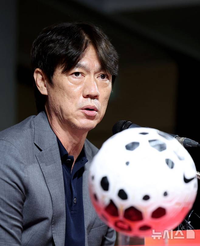 [서울=뉴시스] 김진아 기자 = 홍명보 축구대표팀 감독이 25일 서울 종로구 축구회관에서 2026 국제축구연맹(FIFA) 북중미 월드컵을 대비한 9월 A매치 명단을 발표를 하고 있다.  홍명보호는 내달 7일 오전 6시 미국 뉴저지주 해리슨의 스포츠일러스트레이티드 스타디움에서 미국을 상대한 뒤, 10일 오전 10시 미국 테네시주 내슈빌의 지오디스파크에서 멕시코와 격돌한다. 2025.08.25. bluesoda@newsis.com