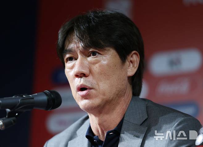[서울=뉴시스] 김진아 기자 = 홍명보 축구대표팀 감독이 25일 서울 종로구 축구회관에서 2026 국제축구연맹(FIFA) 북중미 월드컵을 대비한 9월 A매치 명단을 발표를 마친 뒤 취재진의 질문에 답하고 있다. 홍명보호는 내달 7일 오전 6시 미국 뉴저지주 해리슨의 스포츠일러스트레이티드 스타디움에서 미국을 상대한 뒤, 10일 오전 10시 미국 테네시주 내슈빌의 지오디스파크에서 멕시코와 격돌한다. 2025.08.25. bluesoda@newsis.com
