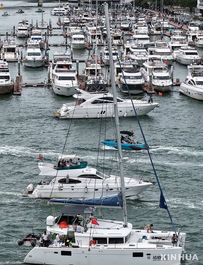 [산야(중국)=신화/뉴시스]베트남 당국이 25일(현지 시간) 13호 태풍 '가지키' 상륙을 앞두고 58만여명에게 대피령을 내렸다고 외신이 보도했다. 사진은 23일 중국 하이난성의 항구도시 산야의 항만에서 선박들이 대피해 있는 모습. 2025.08.25.