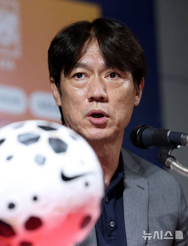 [서울=뉴시스] 김진아 기자 = 홍명보 축구대표팀 감독이 25일 서울 종로구 축구회관에서 2026 국제축구연맹(FIFA) 북중미 월드컵을 대비한 9월 A매치 명단을 발표를 하고 있다.  홍명보호는 내달 7일 오전 6시 미국 뉴저지주 해리슨의 스포츠일러스트레이티드 스타디움에서 미국을 상대한 뒤, 10일 오전 10시 미국 테네시주 내슈빌의 지오디스파크에서 멕시코와 격돌한다. 2025.08.25. bluesoda@newsis.com