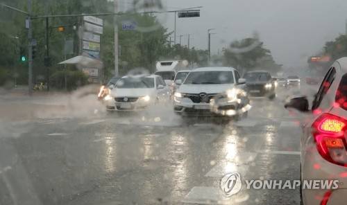 폭우 속 도로 달리는 차량들 [연합뉴스 제공]