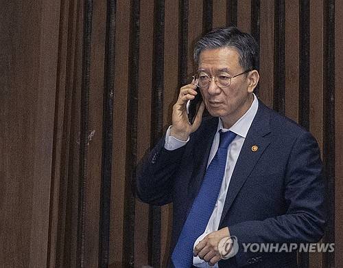 전화 통화하는 정성호 법무부 장관. 연합뉴스 제공.