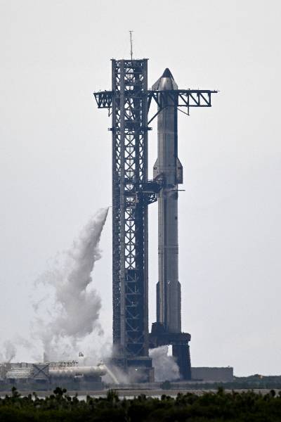 발사 직전 지상 시스템 문제로 인해 발사가 연기된 스페이스X의 대형 우주선 스타십이 발사대(Launch Complex 1)에 서 있다. 연합뉴스