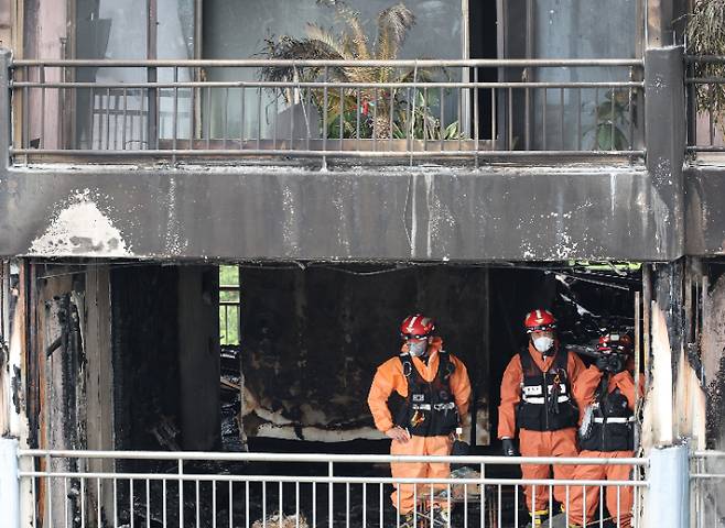 서울 마포구 창전동 아파트 화재 현장에서 경찰과 소방, 관계자들이 합동감식을 진행하는 모습. 연합뉴스