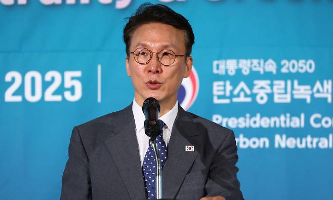 김민석 국무총리가 22일 서울 종로구 포시즌스 호텔에서 열린 2025 탄소중립 녹색성장 글로벌 협력 콘퍼런스 개회식에서 개회사를 하고 있다. 우리 정부는 오는 11월 제30차 유엔기후변화협약 당사국총회를 앞두고 2035년 국가온실가스감축목표 설정을 논의 중이다. 연합뉴스