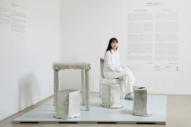 재단법인 예올과 샤넬코리아가 선정한 2025년 '올해의 젊은 공예인'에 선정된 금속공예가 이윤정 씨. 재단법인 예올 제공