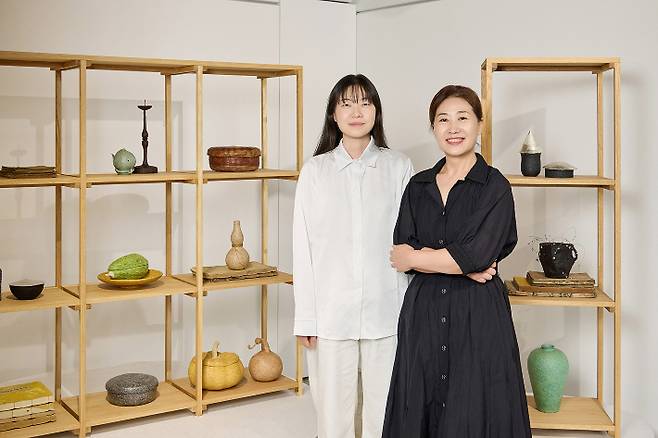 재단법인 예올과 샤넬코리아가 선정한 2025년 '올해의 장인'과 '올해의 젊은 공예인'에 선정된 전북특별자치도 무형유산 지호장 박갑순 씨(오른쪽)와 금속공예가로 활동하는 이윤정 씨. 재단법인 예올 제공