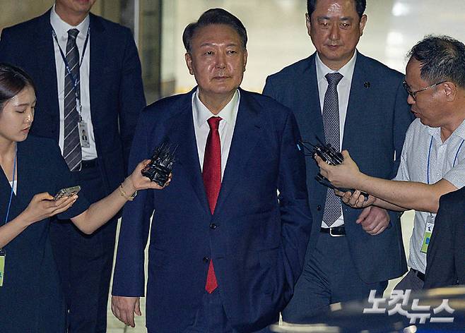 12·3 불법계엄 사태로 특검 수사를 받는 윤석열 전 대통령이 지난달 9일 서울 서초구 서울중앙지방법원에서 열린 구속 전 피의자 심문(영장실질심사)을 마치고 대기 장소인 서울구치소로 이동하고 있다. 사진공동취재단