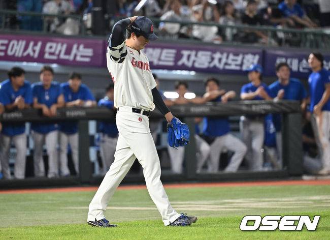 [OSEN=부산, 이석우 기자] 17일 부산 사직야구장에서 2025 신한 SOL 뱅크 KBO 리그 롯데 자이언츠와 삼성 라이온즈의 경기가 열렸다. 홈팀 롯데는 감보아가, 방문팀 삼성은 이승현이 선발 출전했다.롯데 자이언츠 김원중이 9회초 1사 만루 삼성 라이온즈 디아즈에게 우익수 앞 1타점 안타를 맞고 역전을 허용한 후 아쉬워하고 있다. 2025.08.17 / foto0307@osen.co.kr