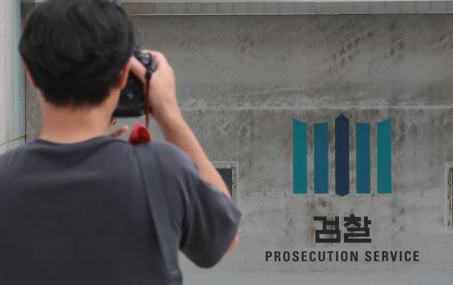 ▲12·3 비상계엄 관련 내란·외환 의혹을 수사하는 조은석 특별검사팀이 심우정 전 검찰총장과 박성재 전 법무부 장관에 대한 강제 수사에 나선 25일 서울 서초구 대검찰청에서 취재진이 취재를 하고 있다. 이날 내란특검은 박 전 장관의 자택과 법무부, 대검찰청, 서울구치소 등에 대해 압수수색을 진행 중이다. ⓒ연합뉴스