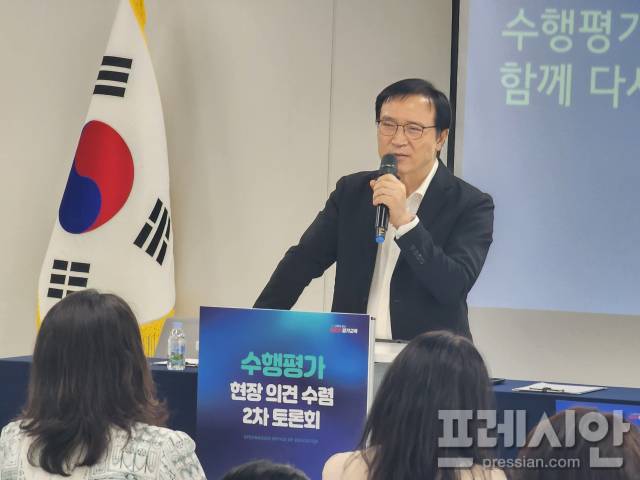 ▲임태희 경기도교육감이 25일 열린 ‘수행평가 현장 의견 수렴 2차 토론회’에서 현 상황에 대한 진단 및 향후 방향을 설명하고 있다. ⓒ프레시안(전승표)