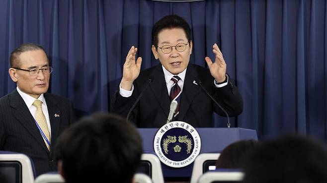 이재명 대통령이 24일(현지시간) 일본 도쿄 하네다공항 이륙 뒤 한미 정상회담을 위해 미국 워싱턴DC로 향하는 공군 1호기 기내에서 기자간담회를 하고 있다. (사진=연합뉴스)