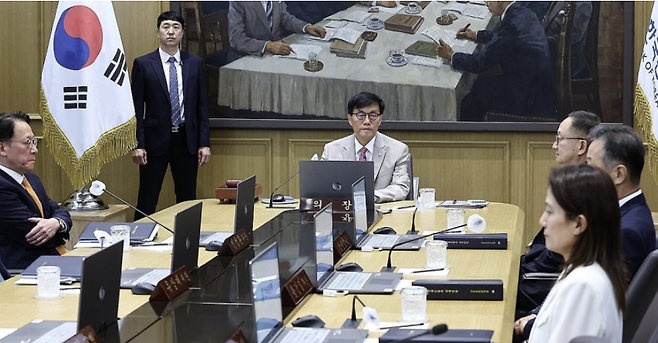 이창용 한국은행 총재가 지난달 10일 서울 중구 한국은행에서 금융통화위원회를 주재하고 있다. 연합뉴스