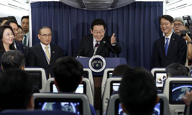 이재명 대통령이 24일(현지시간) 일본 도쿄 하네다공항 이륙 뒤 한미 정상회담을 위해 미국 워싱턴DC로 향하는 공군 1호기 기내에서 기자간담회를 하며 취재진 질문을 받고 있다. 연합뉴스