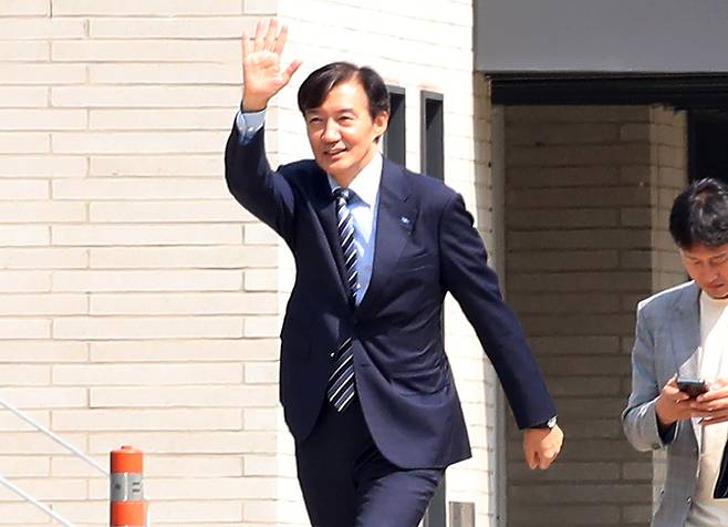 조국혁신당 조국 혁신정책연구원장이 24일 오후 경남 양산시 하북면 평산마을 문재인 전 대통령 사저로 이동하고 있다. 양산=뉴스1