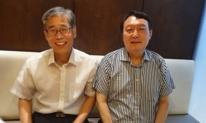 신평 변호사(왼쪽)와 윤석열 전 대통령. 연합뉴스
